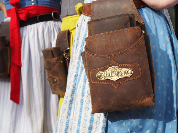 Person mit Kellnertasche Leder beim Bedienen von Gästen – praktisches und stilvolles Accessoire für den Servicebereich